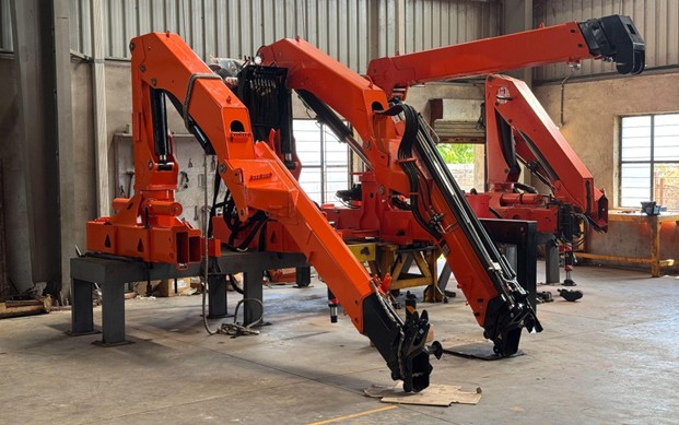 Heavy Meets Ease: Effortless Handling with Skymech’s Knuckle Boom Crane