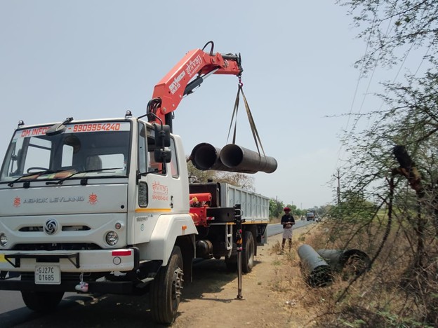 Loading / Unloading of Heavy Pipes by mid-mounted SKB15 on Truck Model